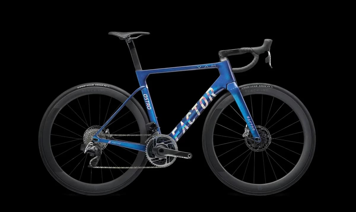 Ein blaues Factor Ostro VAM Rennrad vor schwarzem Hintergrund
